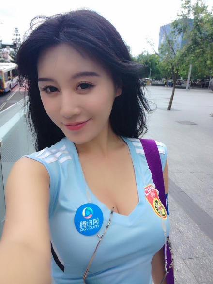 超像林志玲的美丽校花 甜美校服装写真图片