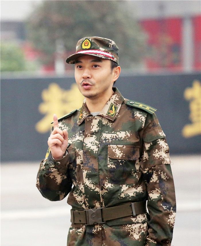周冬雨恋情曝光首现身 与高圆圆小宋佳同台争艳图片