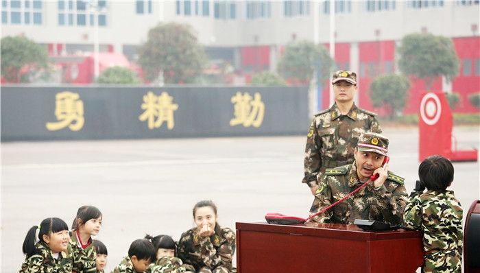 周冬雨恋情曝光首现身 与高圆圆小宋佳同台争艳图片