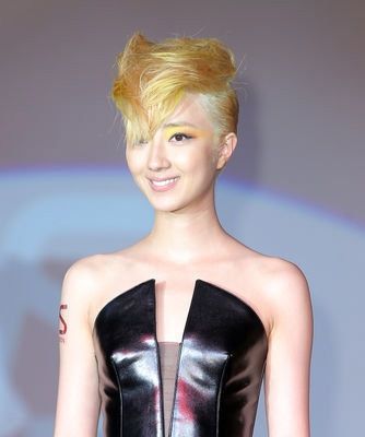 中国台湾影视女演员桂纶镁中性气质风时尚写真图片