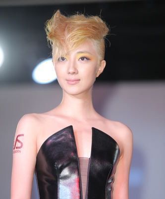 中国台湾影视女演员桂纶镁中性气质风时尚写真图片