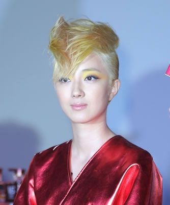 中国台湾影视女演员桂纶镁中性气质风时尚写真图片