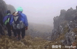 最新邪恶动态搞笑GIF图片:这个松鼠的待遇真是好呀图片