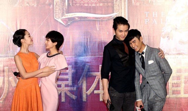 赵丽颖罕见短发娇俏可人 与陈晓甜蜜宣传宫图片