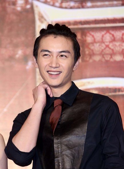 赵丽颖罕见短发娇俏可人 与陈晓甜蜜宣传宫图片