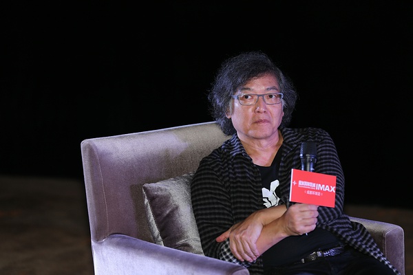 中国内地影视男演员井柏然墨镜等车街拍高清电脑桌面壁纸图片