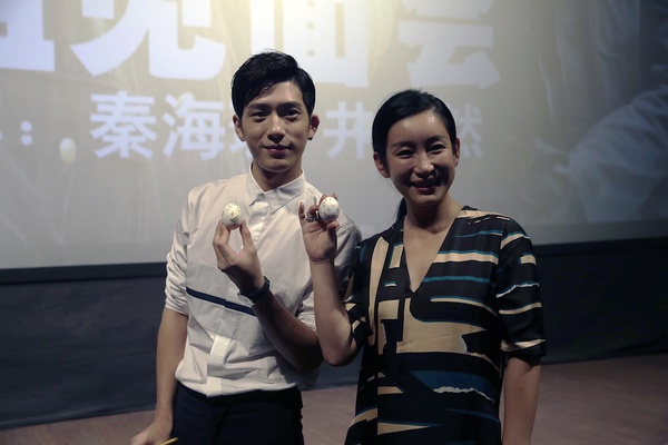 三城记图片 新闻发布会 秦海璐井柏然在济南路演重现挑鸡蛋情节图片