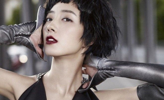 桂纶镁VOGUE火辣红唇封面图片 短发女人成熟韵味图片
