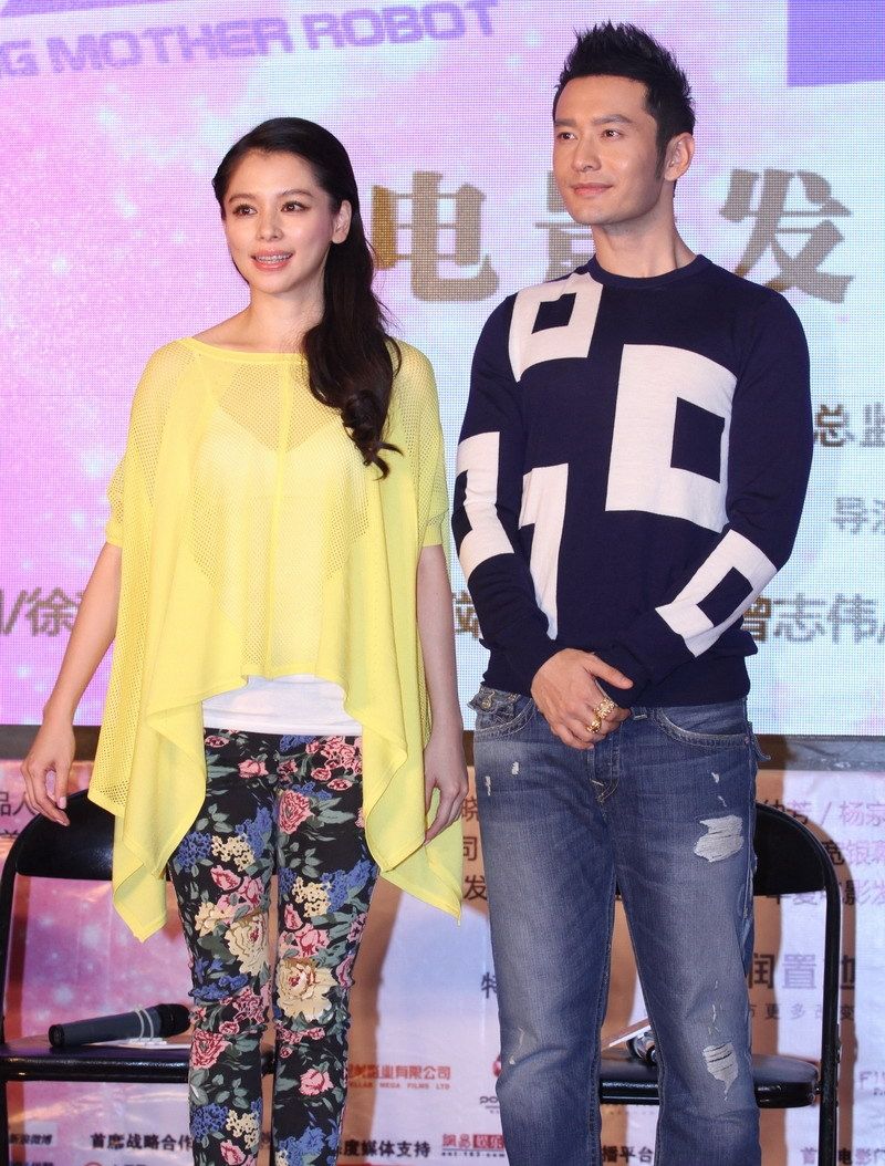 Angelababy现身时装活动 大赞黄晓明人品图片