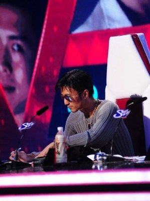 白举纲参加活动的照片 华晨宇白举纲2013微博之夜图片图片