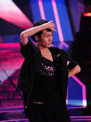 个性歌手华晨宇戴口罩帅气自拍图片 华晨宇图片图片