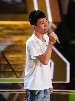 个性歌手华晨宇戴口罩帅气自拍图片 华晨宇图片图片