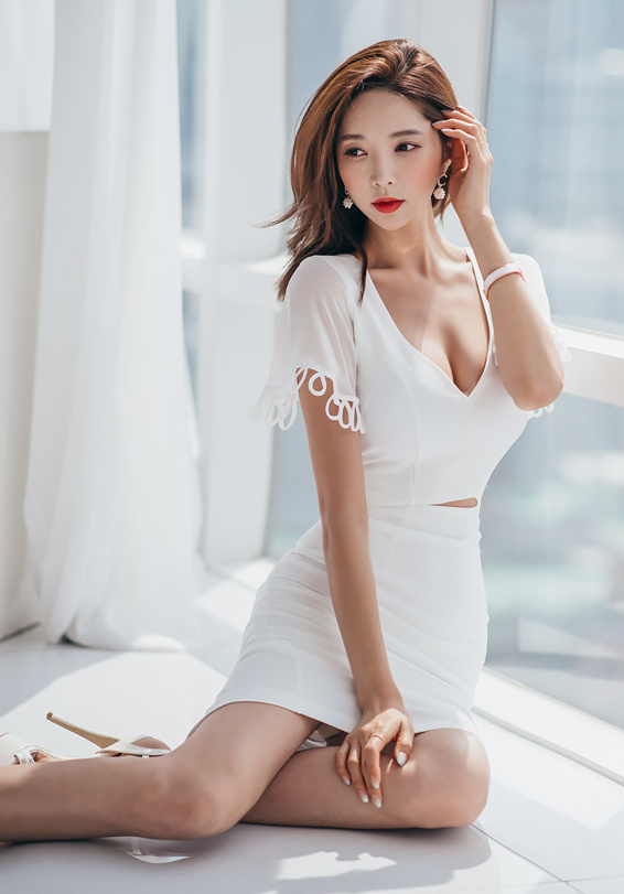 靠着椅子的美女大胆修长双腿勾魂黑丝袜诱惑模特艺术图片图片