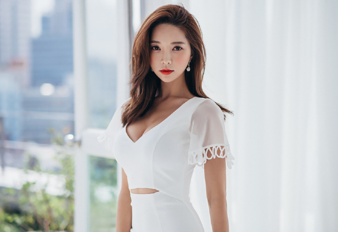 靠着椅子的美女大胆修长双腿勾魂黑丝袜诱惑模特艺术图片图片