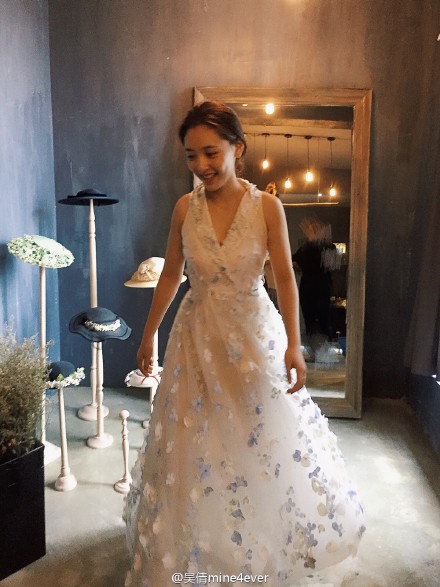 吴倩婚纱长裙唯美写真图片 武大校花吴倩图片写真集合图片