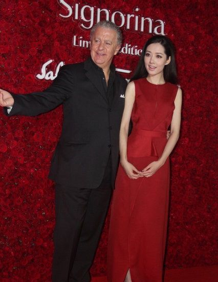 郭碧婷红裙出席时尚活动 与老外高层亲密互动图片