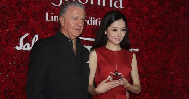 郭碧婷红裙出席时尚活动 与老外高层亲密互动图片