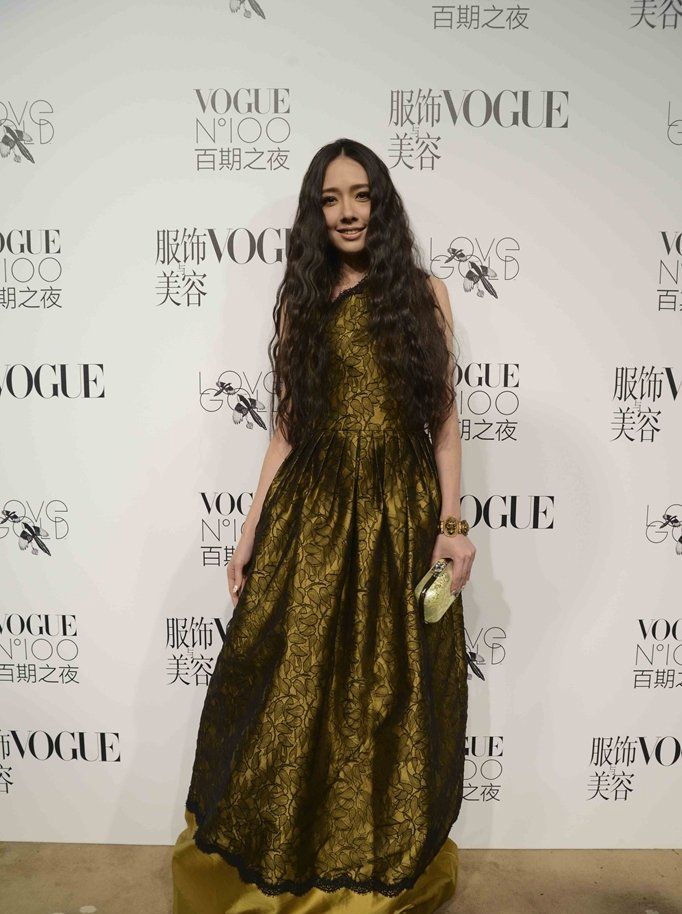 郭碧婷红裙出席时尚活动 与老外高层亲密互动图片