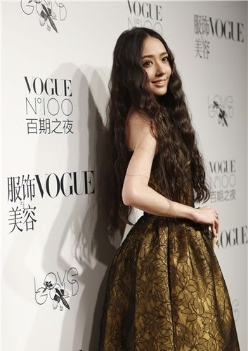 郭碧婷红裙出席时尚活动 与老外高层亲密互动图片