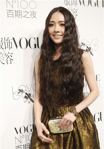郭碧婷红裙出席时尚活动 与老外高层亲密互动图片
