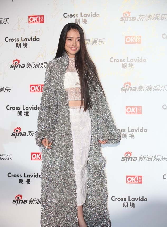 宅男女神郭碧婷亮相街拍盛典图片 灰色长袍显臃肿图片