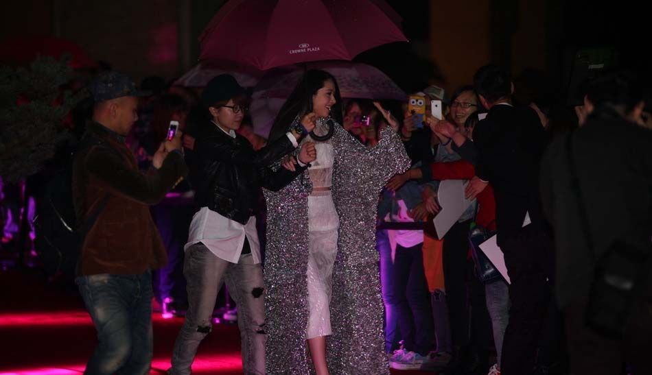 宅男女神郭碧婷亮相街拍盛典图片 灰色长袍显臃肿图片