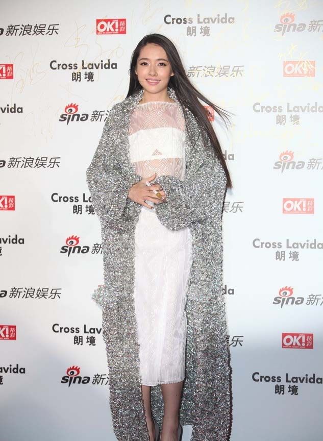 宅男女神郭碧婷亮相街拍盛典图片 灰色长袍显臃肿图片