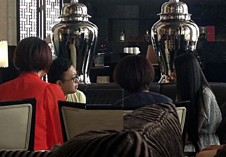 郭碧婷遭高层揽腰l揩油 合影 “媚眼”回应图片