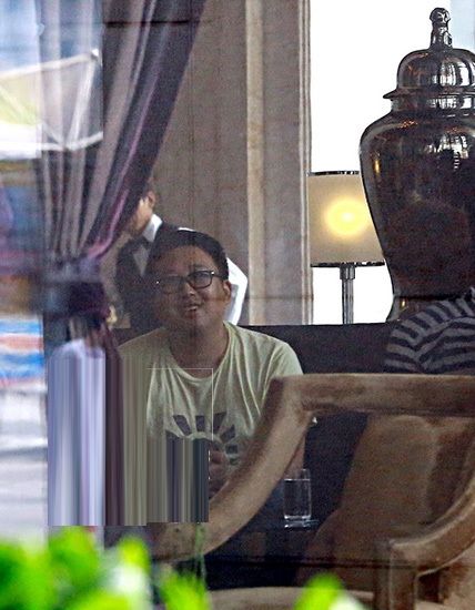 郭碧婷抱狗自拍 长发及腰显御姐范图片图片