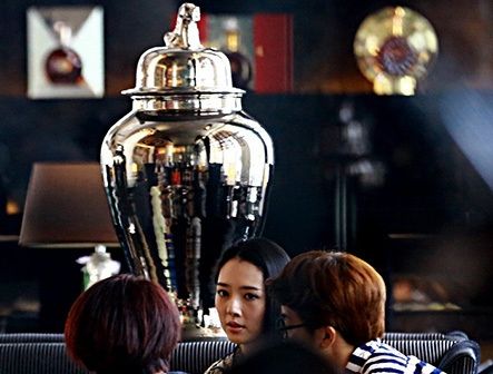 郭碧婷抱狗自拍 长发及腰显御姐范图片图片
