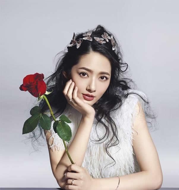 时尚新娘极品美女对着镜头大胆自拍照喷血诱惑艺术写真图片(二)图片