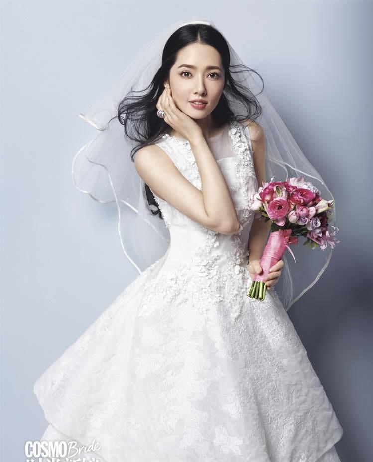 时尚新娘极品美女对着镜头大胆自拍照喷血诱惑艺术写真图片(二)图片
