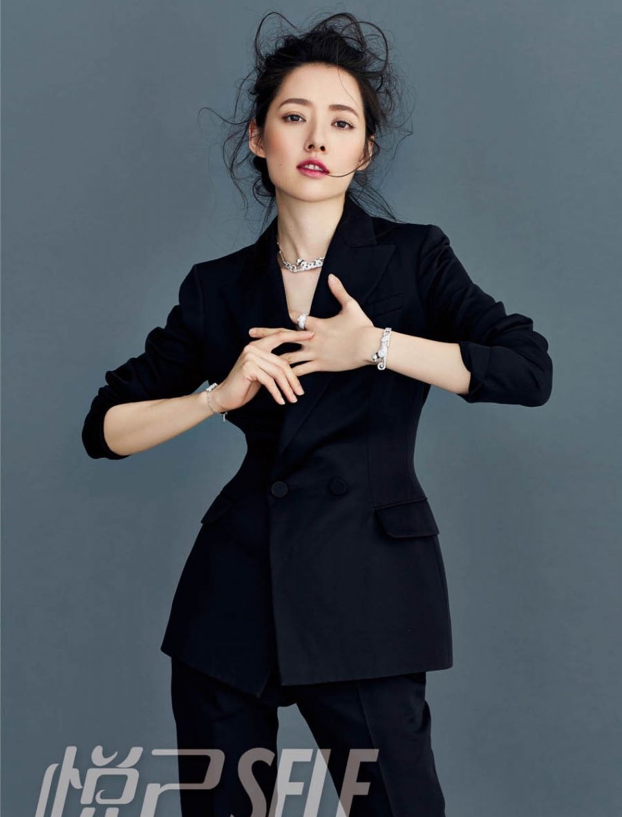 郭碧婷抱狗自拍 长发及腰显御姐范图片图片