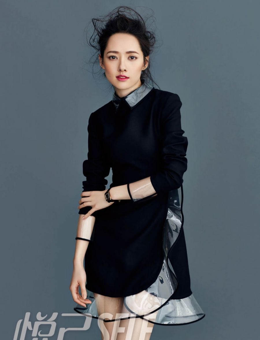 郭碧婷抱狗自拍 长发及腰显御姐范图片图片