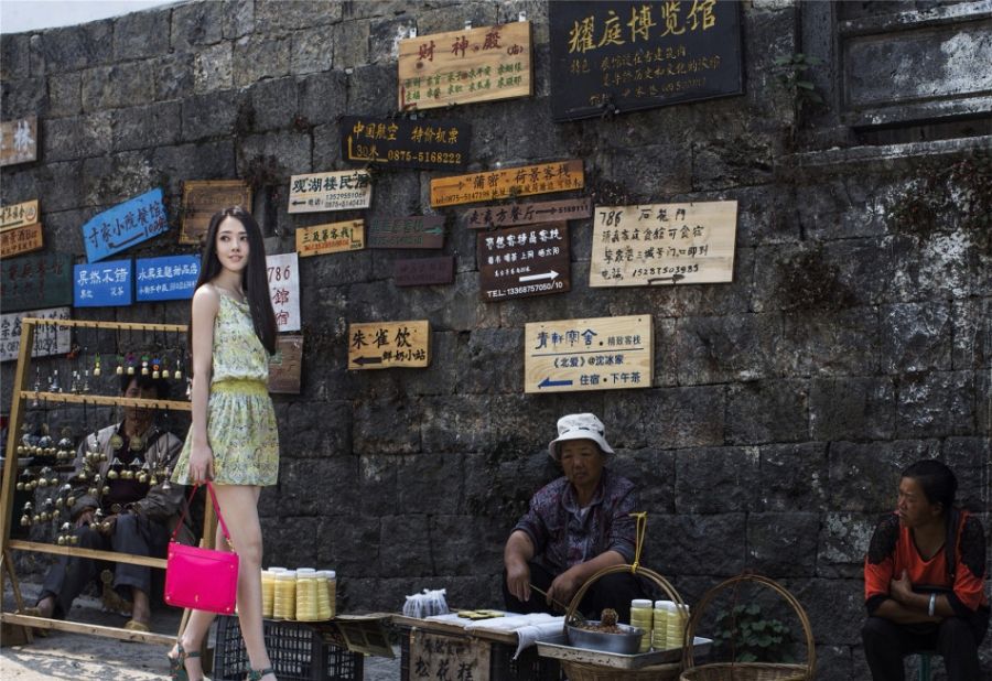 郭碧婷黑白优雅写真图片 回眸浅笑似花中仙子图片