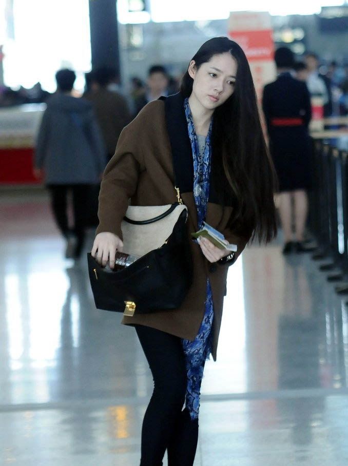 郭碧婷抱狗自拍 长发及腰显御姐范图片图片