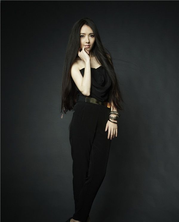 郭碧婷黑白优雅写真图片 回眸浅笑似花中仙子图片