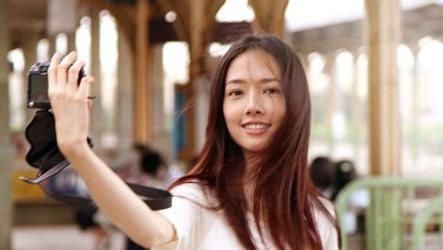 郭碧婷遭高层揽腰l揩油 合影 “媚眼”回应图片
