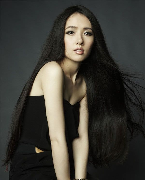 郭碧婷黑白优雅写真图片 回眸浅笑似花中仙子图片