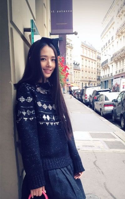 郭碧婷抱狗自拍 长发及腰显御姐范图片图片