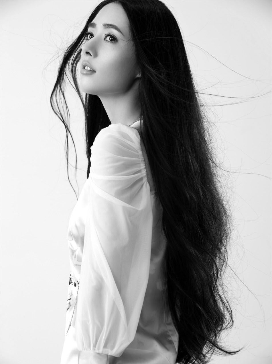 郭碧婷黑白优雅写真图片 回眸浅笑似花中仙子图片