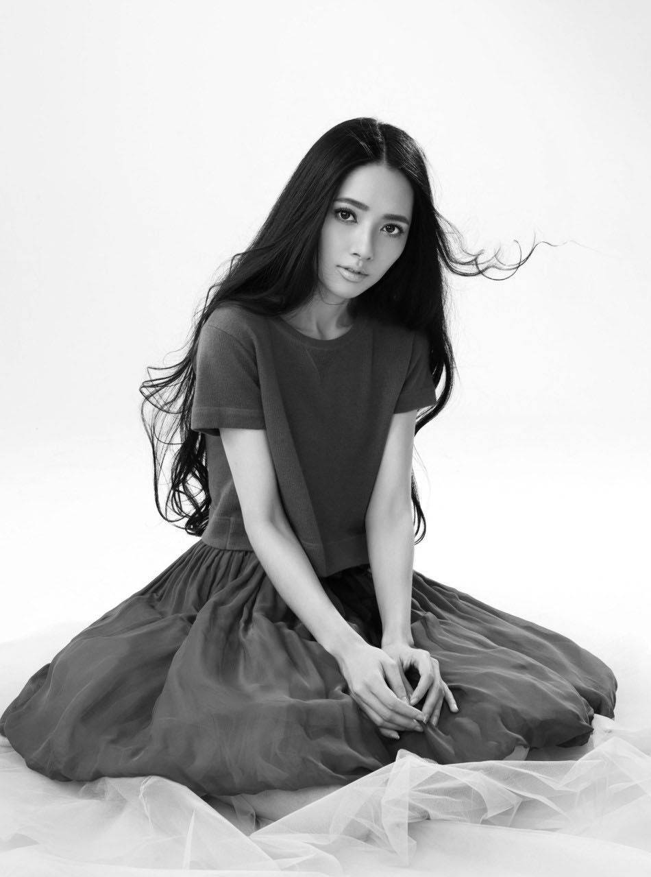 郭碧婷黑白优雅写真图片 回眸浅笑似花中仙子图片