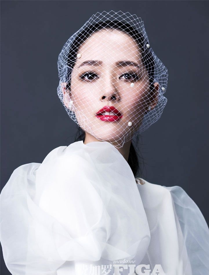 郭碧婷黑白优雅写真图片 回眸浅笑似花中仙子图片