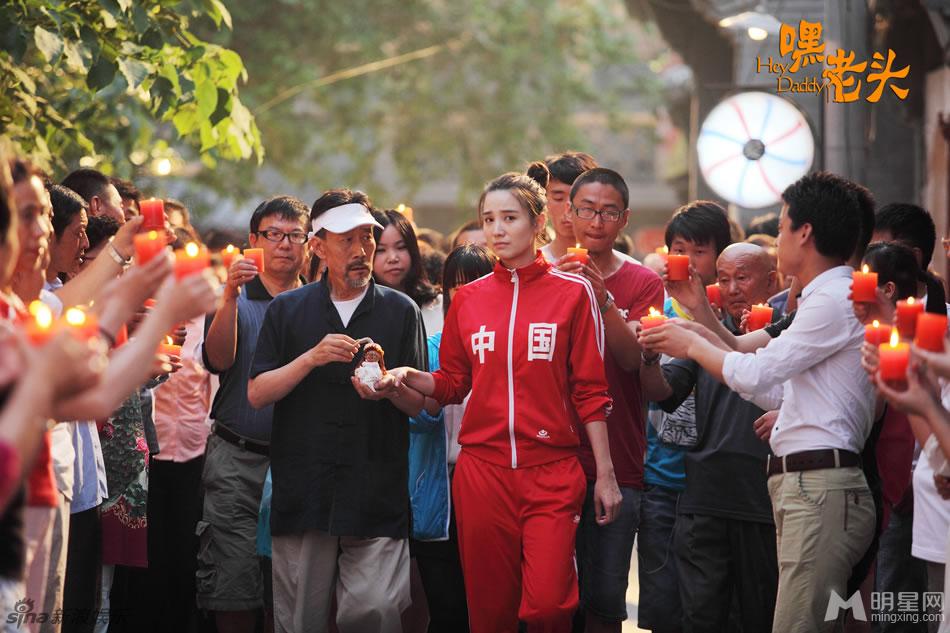 周冬雨恋情曝光首现身 与高圆圆小宋佳同台争艳图片