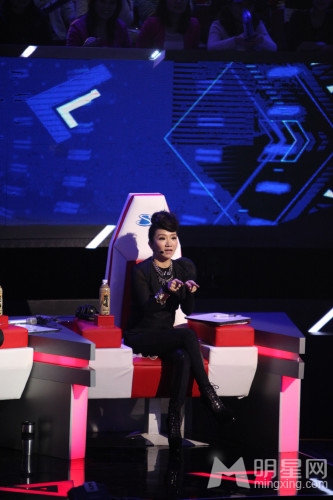 个性歌手华晨宇戴口罩帅气自拍图片 华晨宇图片图片
