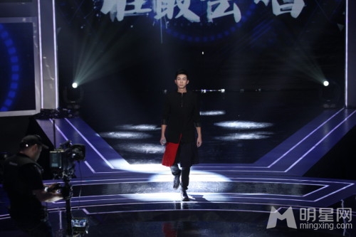 个性歌手华晨宇戴口罩帅气自拍图片 华晨宇图片图片