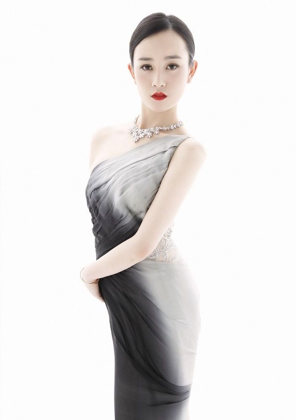 张檬黑白大片 展完美侧颜图片