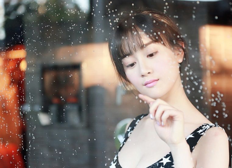 张檬黑白大片 展完美侧颜图片