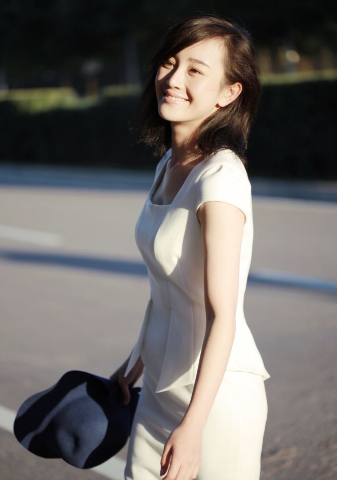 张檬黑白大片 展完美侧颜图片
