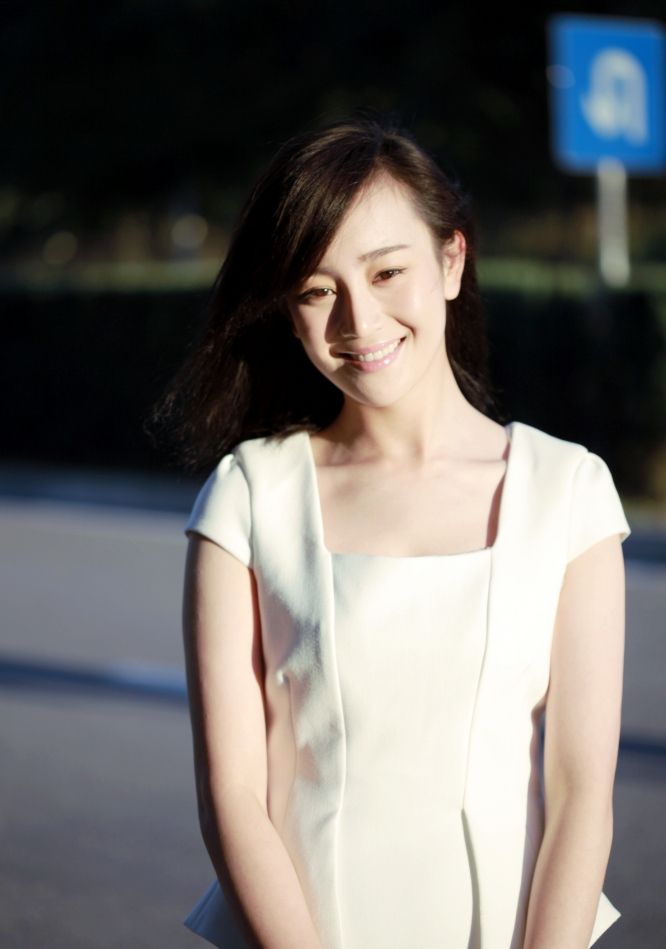 张檬黑白大片 展完美侧颜图片